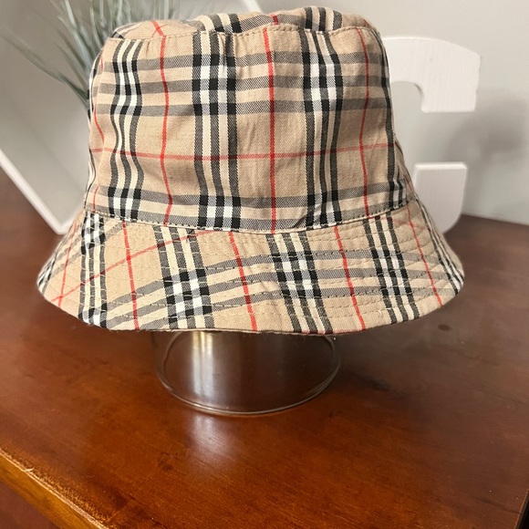 ☔ Burberry Reversible Bucket Hat ☔ - Picture 1 of 9